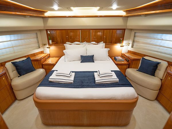 Ferretti 880 | Estia Yi