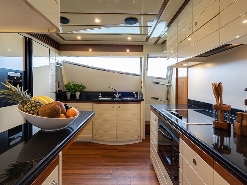 Ferretti 880 | Estia Yi