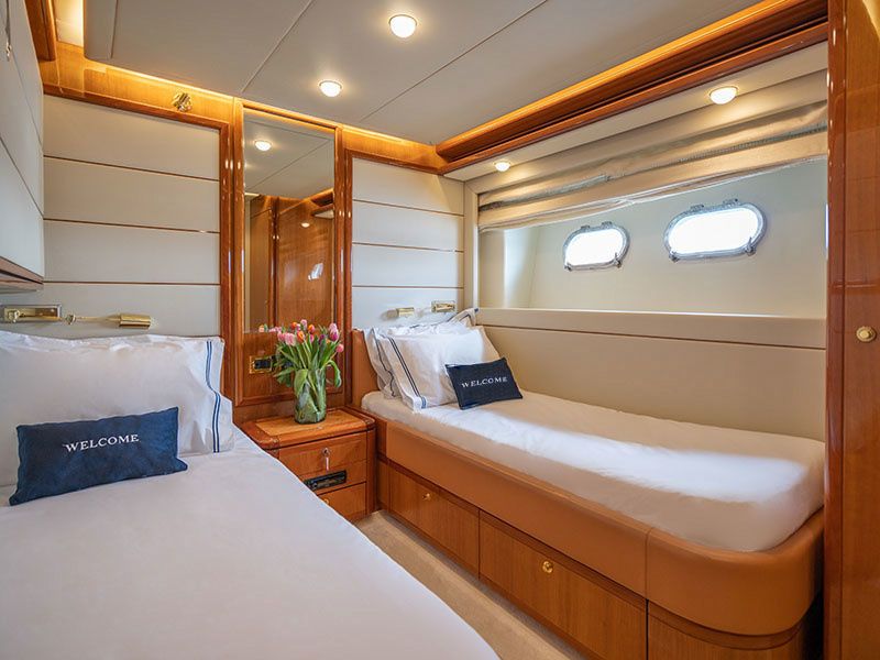 Ferretti 880 | Estia Yi