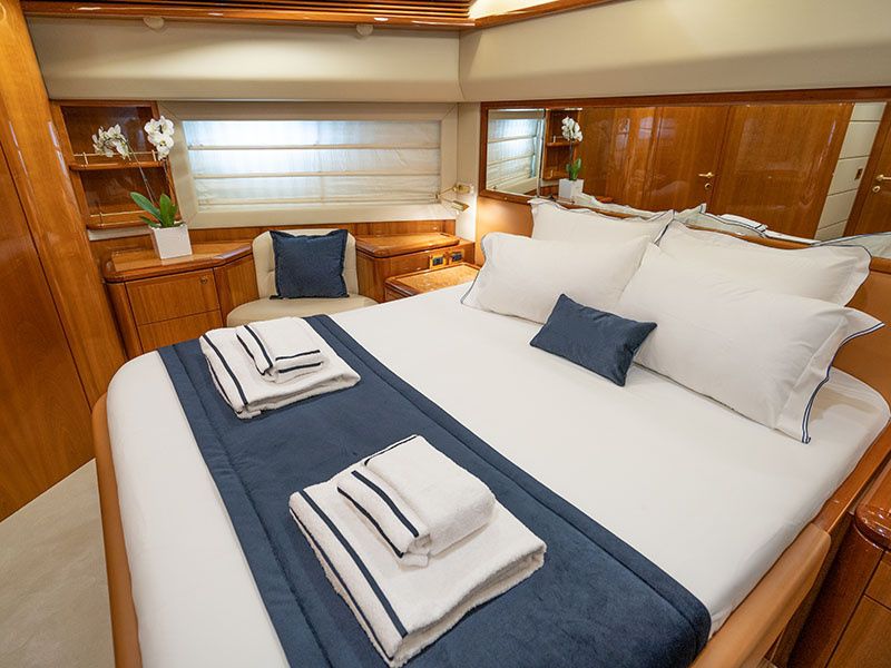 Ferretti 880 | Estia Yi