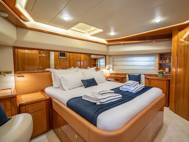 Ferretti 880 | Estia Yi
