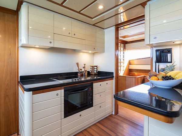 Ferretti 880 | Estia Yi