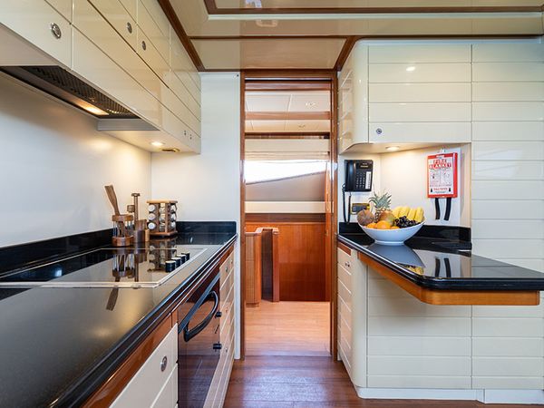 Ferretti 880 | Estia Yi