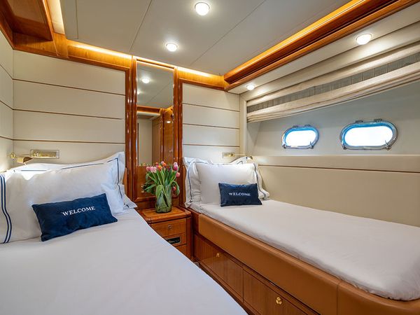 Ferretti 880 | Estia Yi