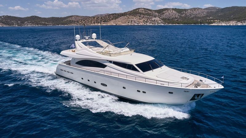 Ferretti 880 | Estia Yi