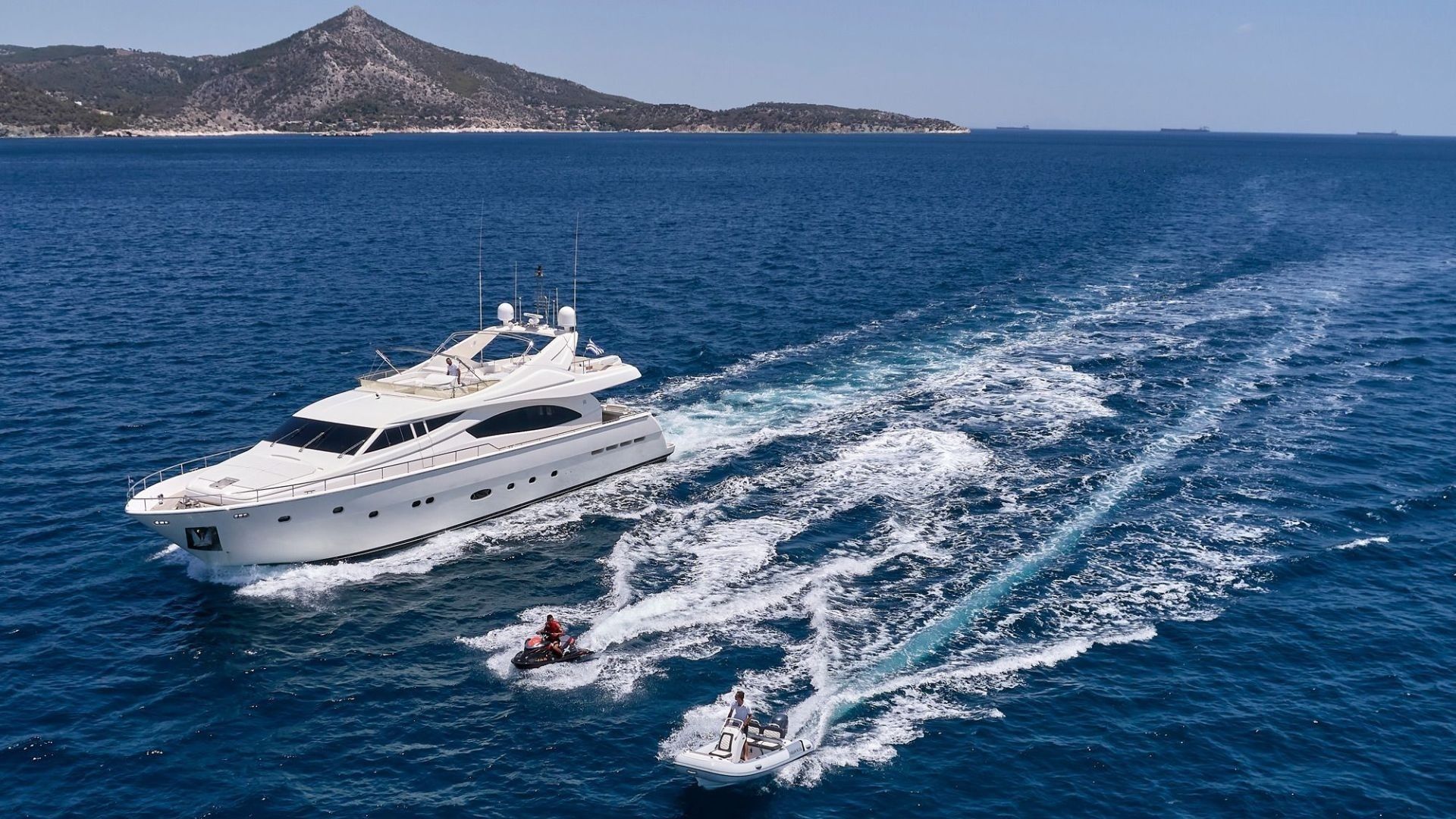 Ferretti 880 | Estia Yi