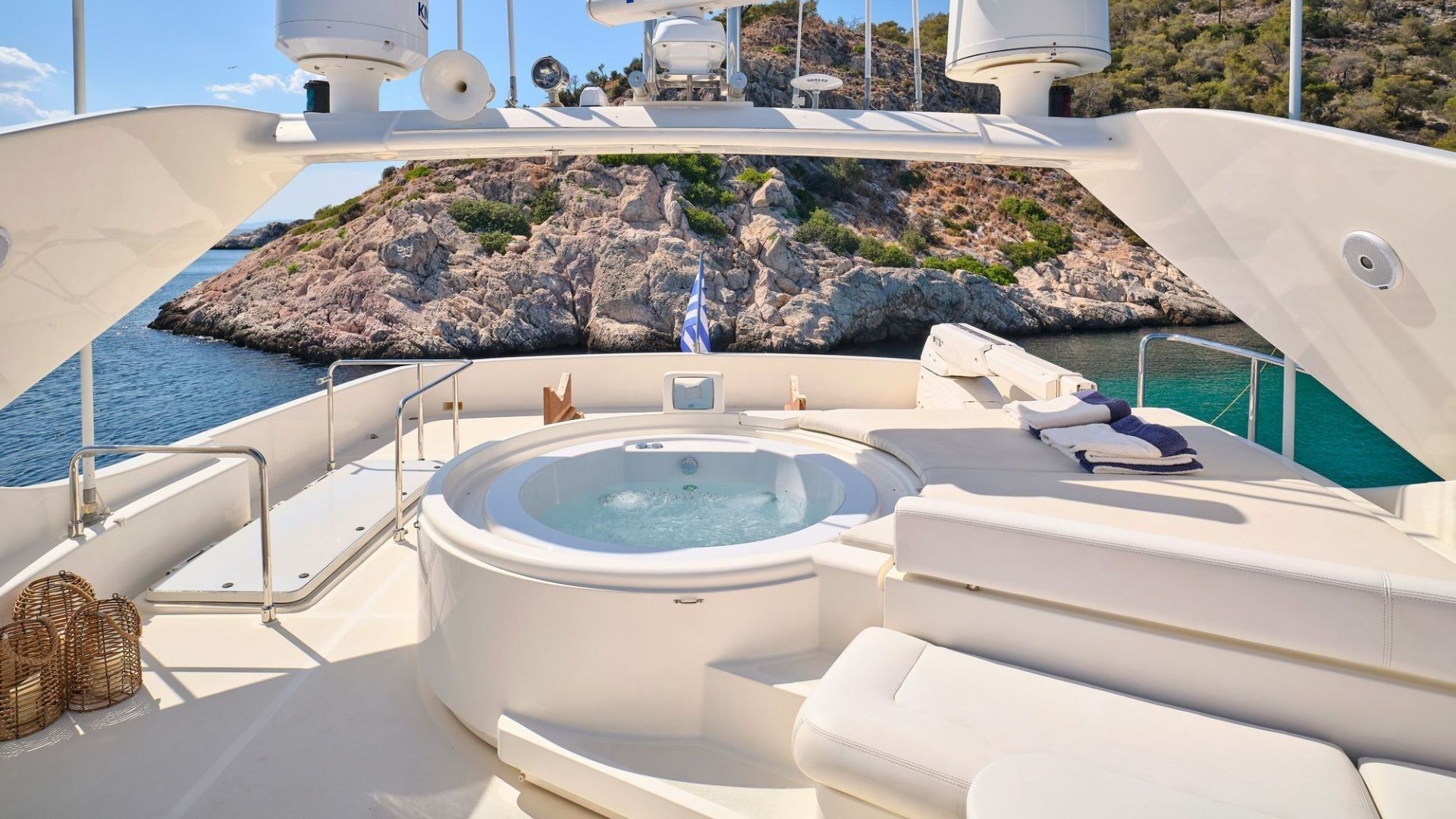 Ferretti 880 | Estia Yi