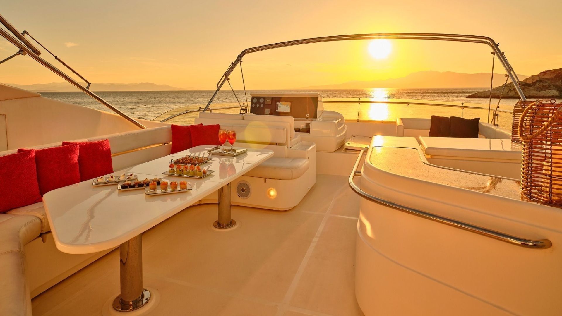 Ferretti 880 | Estia Yi