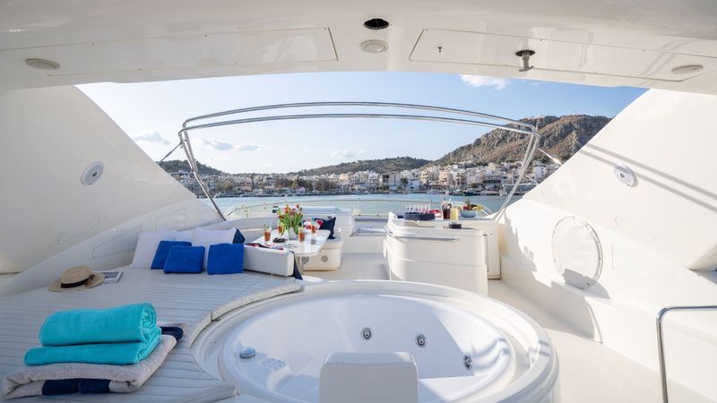 Ferretti 880 | Estia Yi