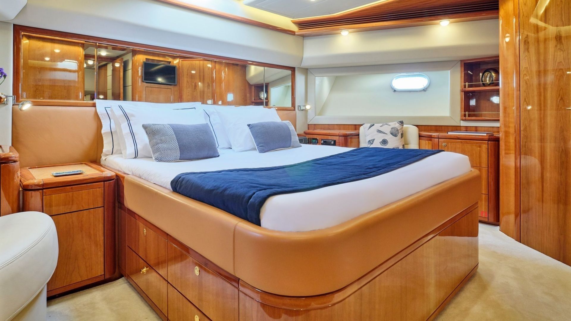 Ferretti 880 | Estia Yi