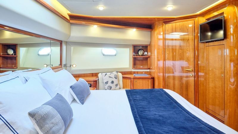 Ferretti 880 | Estia Yi