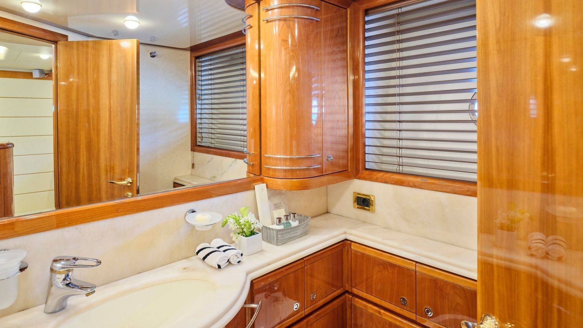 Ferretti 880 | Estia Yi