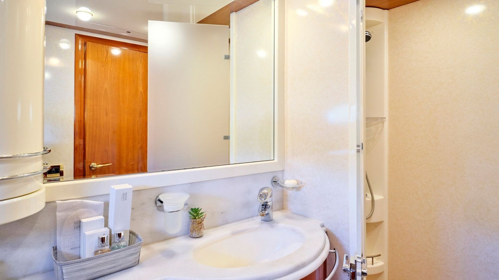 Ferretti 880 | Estia Yi