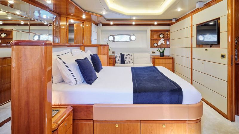 Ferretti 880 | Estia Yi