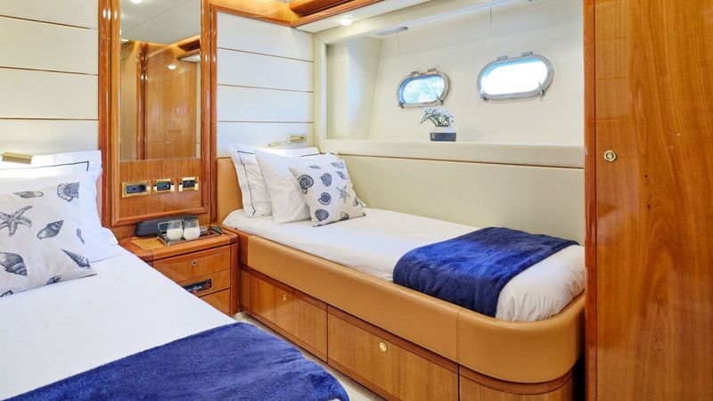 Ferretti 880 | Estia Yi