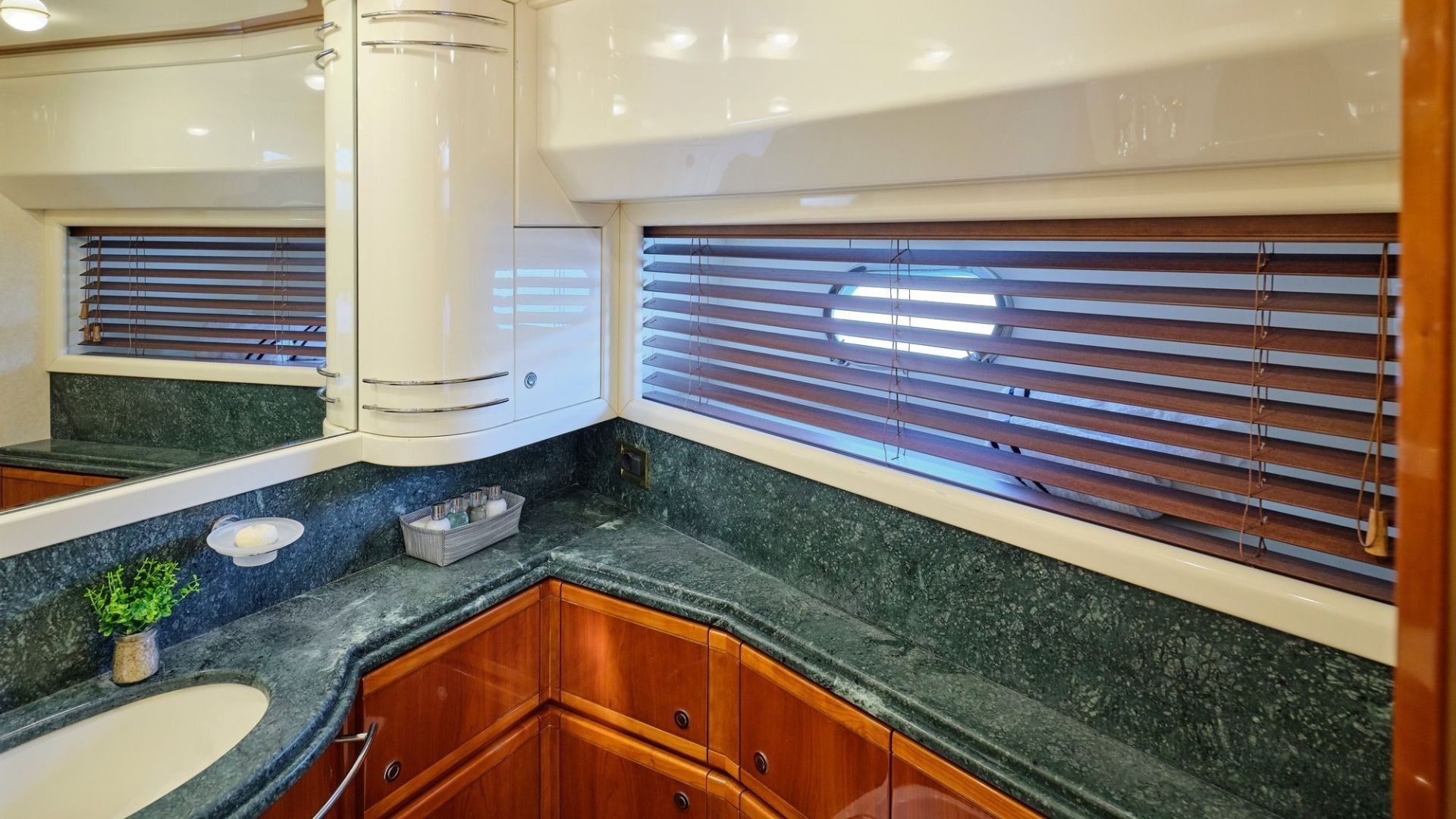 Ferretti 880 | Estia Yi