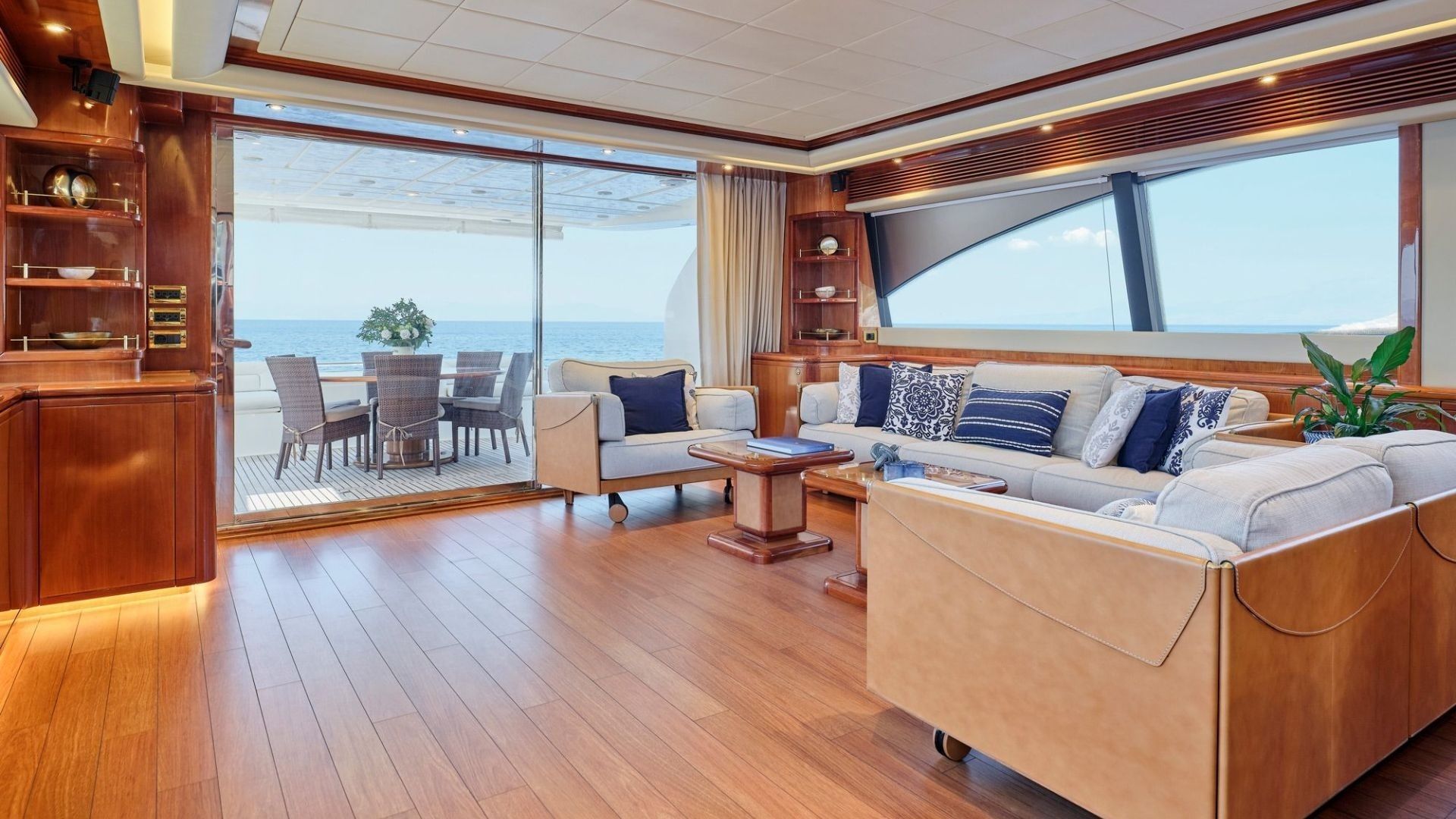 Ferretti 880 | Estia Yi