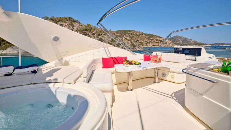 Ferretti 880 | Estia Yi