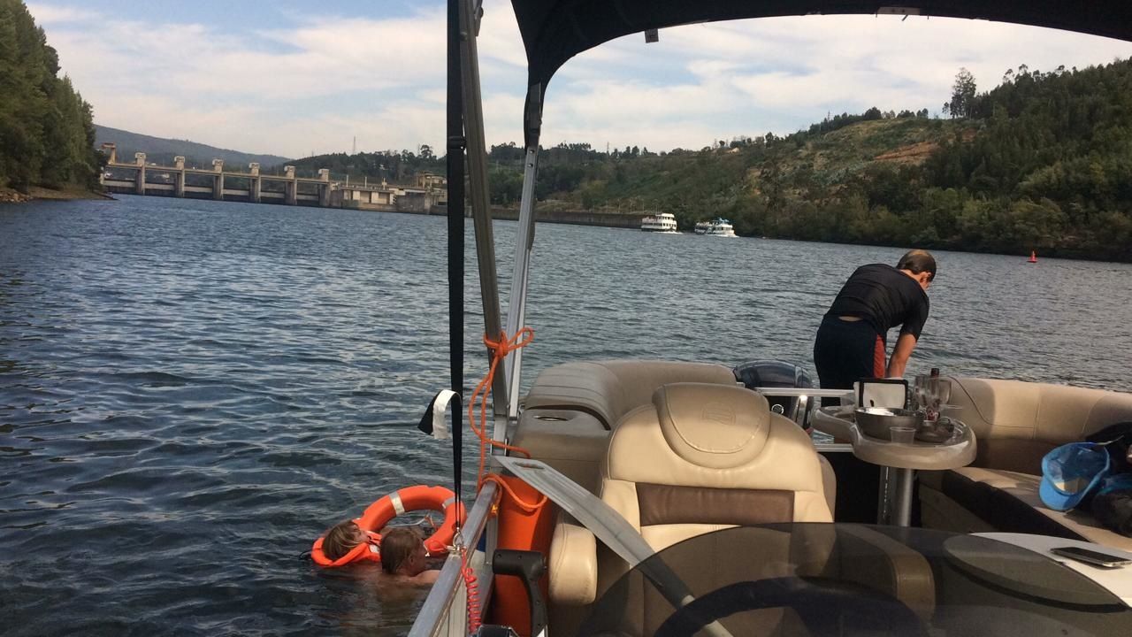 Sun Tracker Party Barge 22 DLX | Gaya