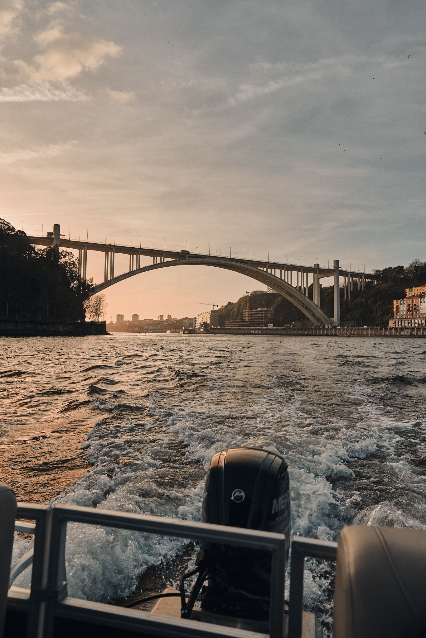 Sun Tracker Party Barge 22 DLX | Gaya