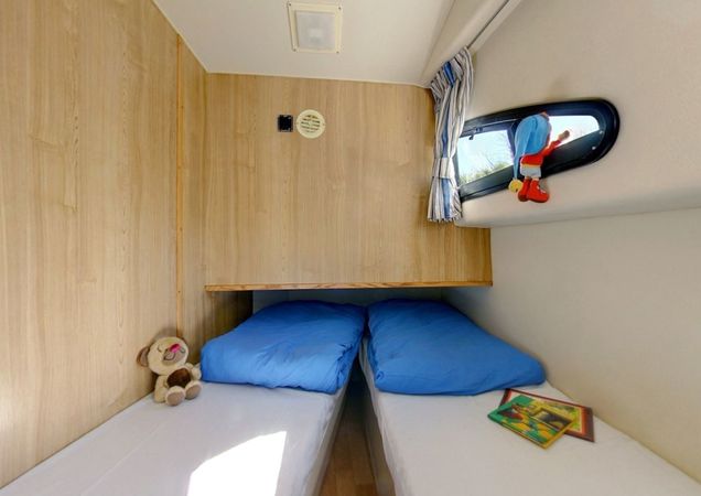 Le Boat Elegance | CF Benson 1