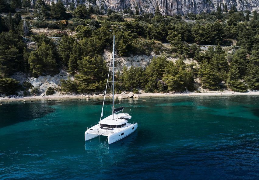 Lagoon 42 | Blackbird