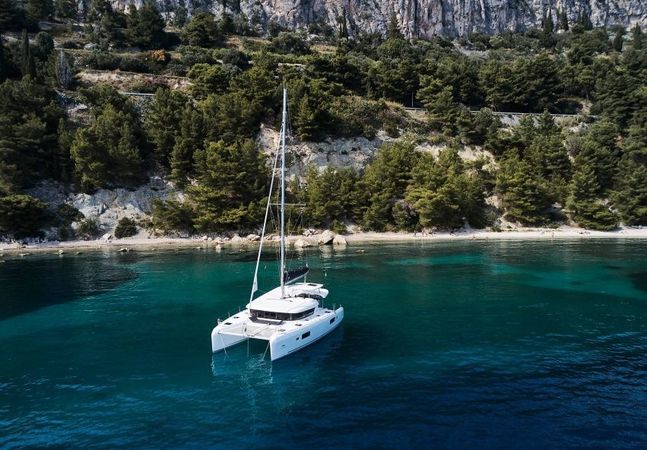 Lagoon 42 | Blackbird