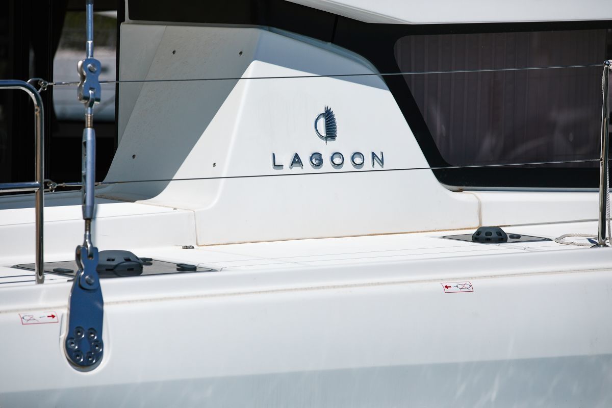 Lagoon 42 | Blackbird