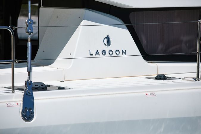 Lagoon 42 | Blackbird