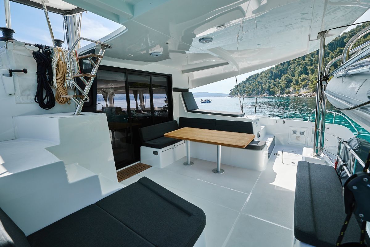 Lagoon 42 | Blackbird