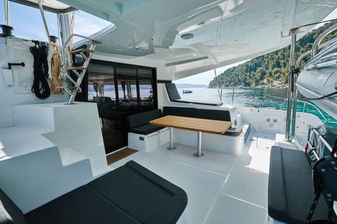 Lagoon 42 | Blackbird