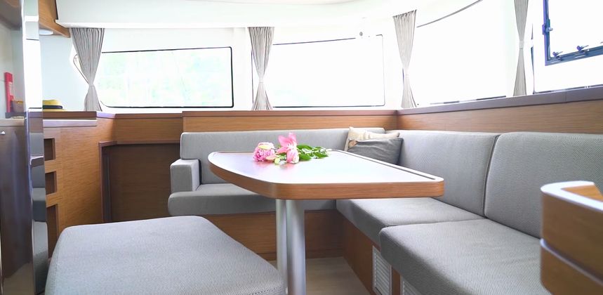 Lagoon 42 | Blackbird