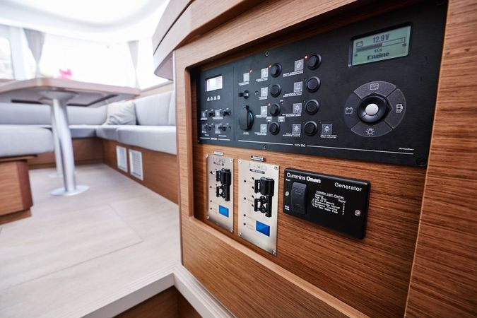 Lagoon 42 | Blackbird