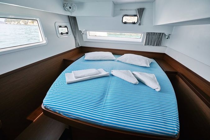 Lagoon 42 | Blackbird