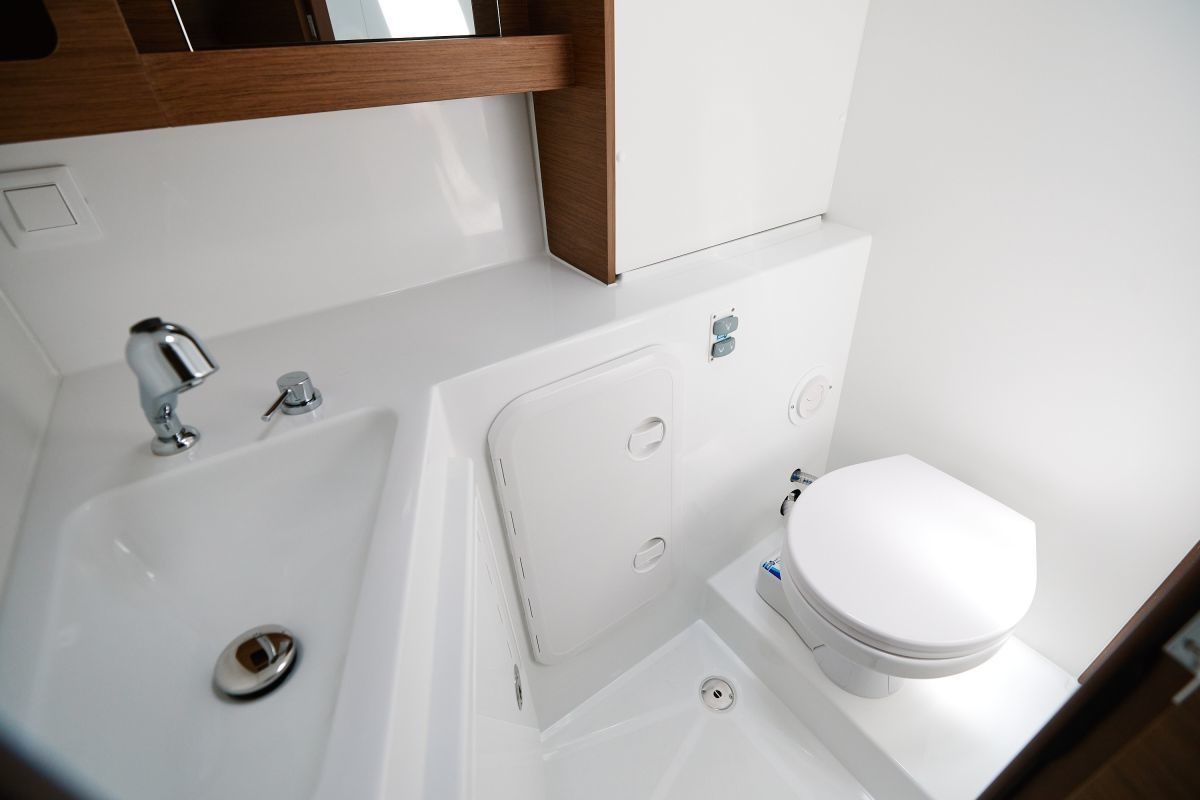 Lagoon 42 | Blackbird