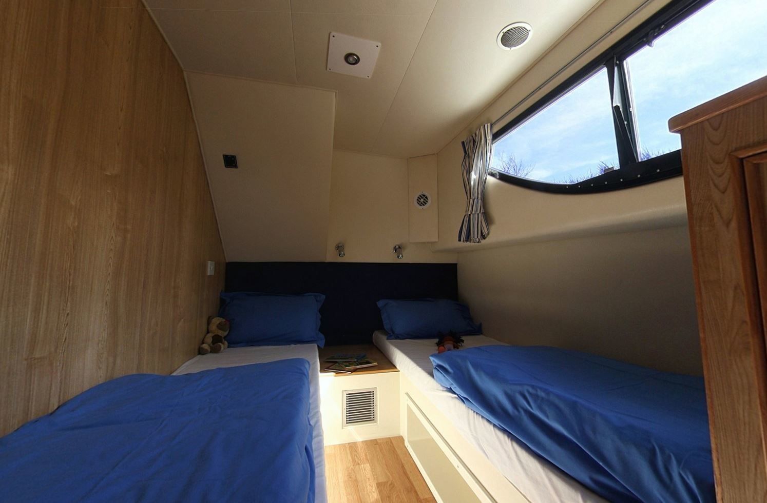 Le Boat Magnifique | CF Chertsey 3