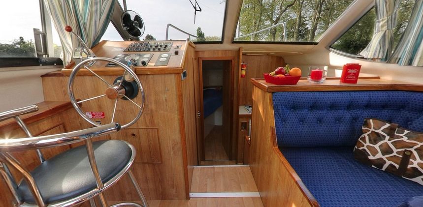 Le Boat Countess | Budget 12