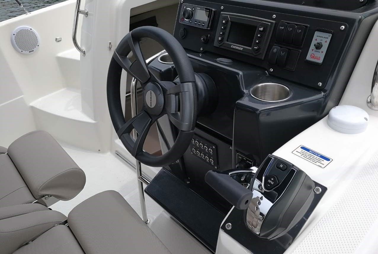 Quicksilver 755 | Sundeck