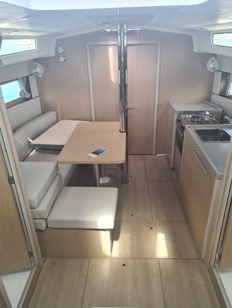 Beneteau Oceanis 38.1 | Illuminating
