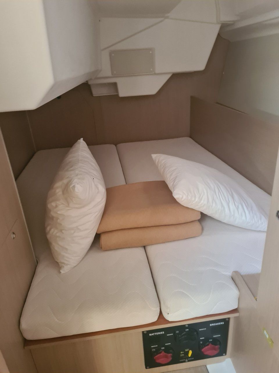 Beneteau Oceanis 38.1 | Illuminating