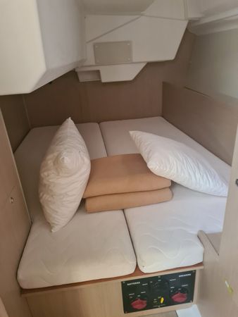 Beneteau Oceanis 38.1 | Illuminating