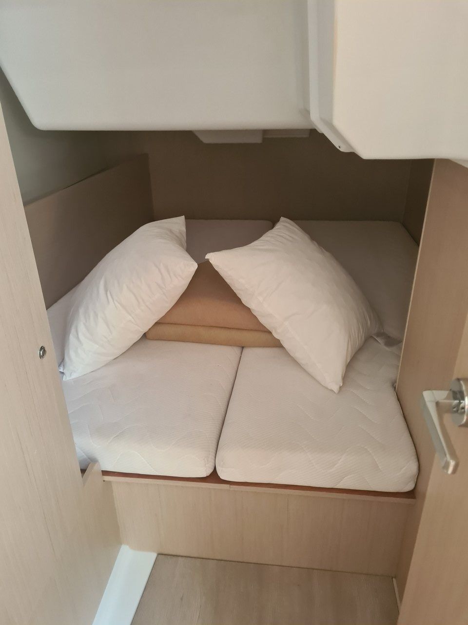 Beneteau Oceanis 38.1 | Illuminating