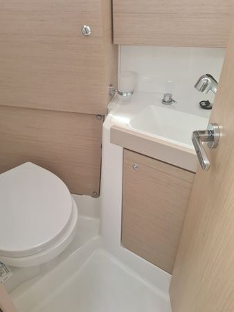 Beneteau Oceanis 38.1 | Illuminating