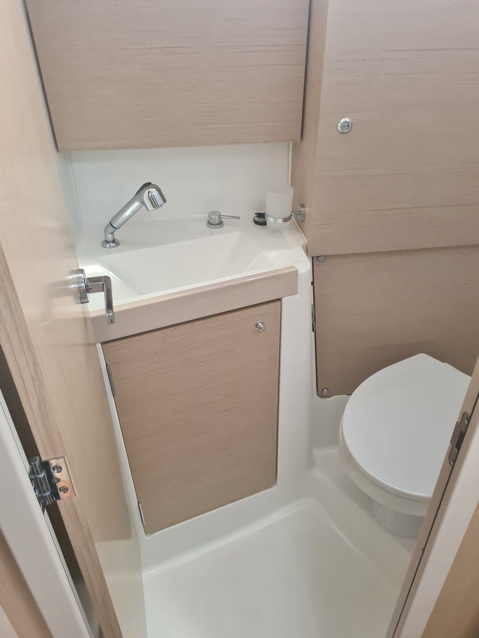 Beneteau Oceanis 38.1 | Illuminating