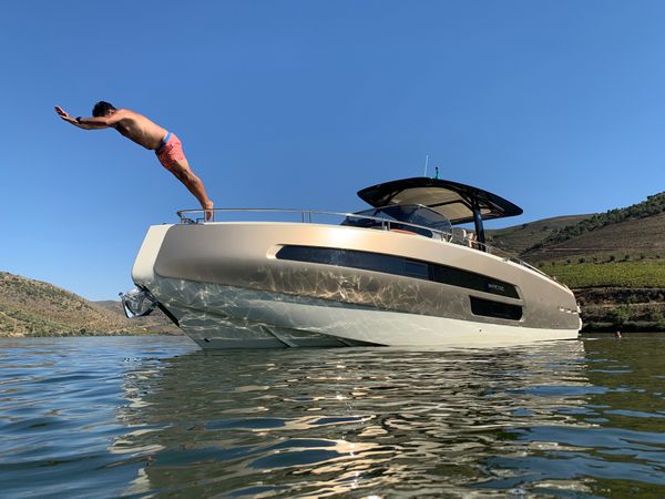 Invictus GT 370 | Invictus Cruises