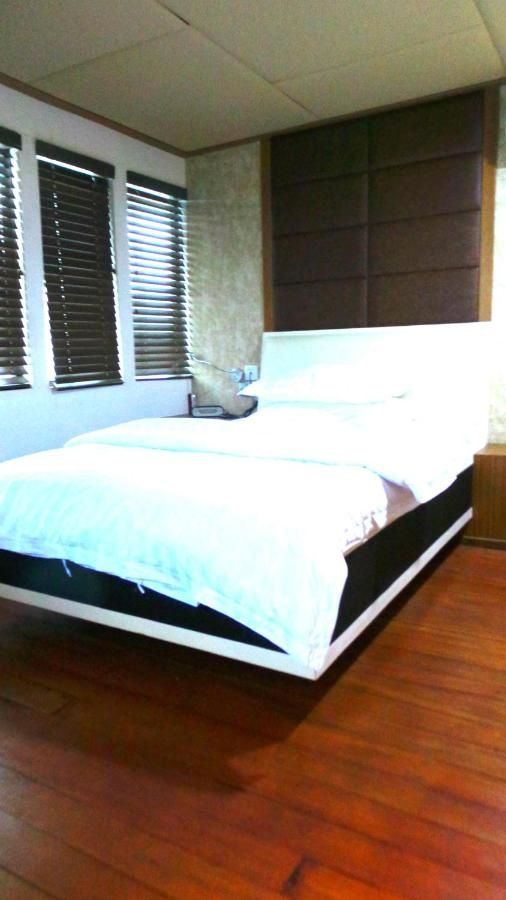 Custom Built 122 | Adora