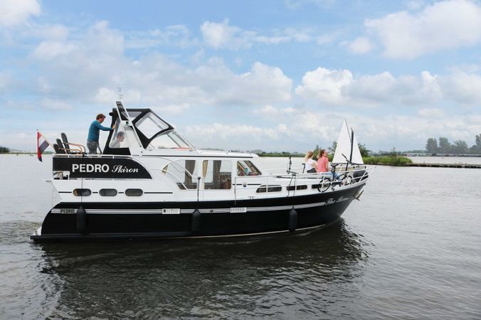 Pedro Skiron 35 | The Bee