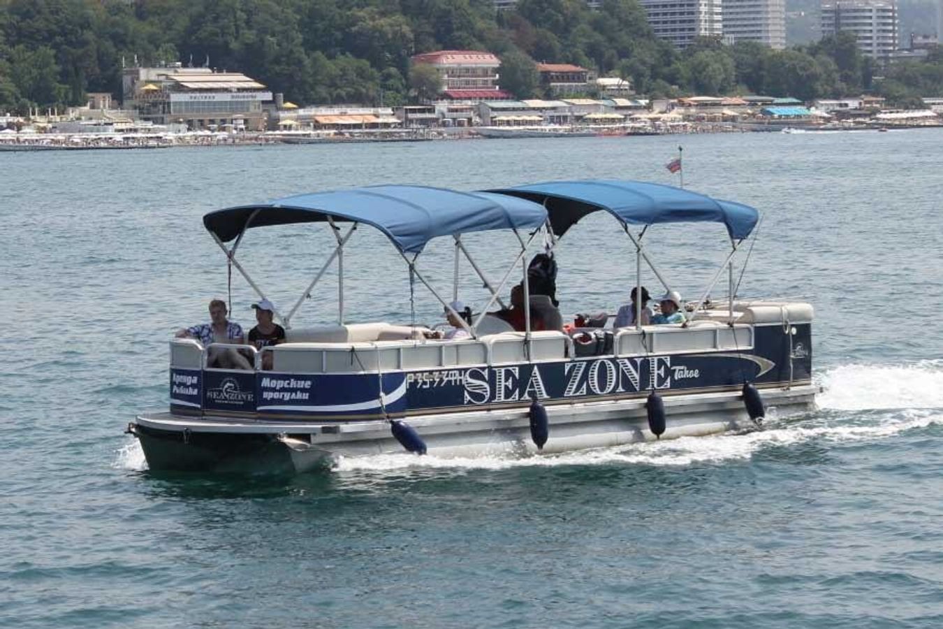 катамаран в море