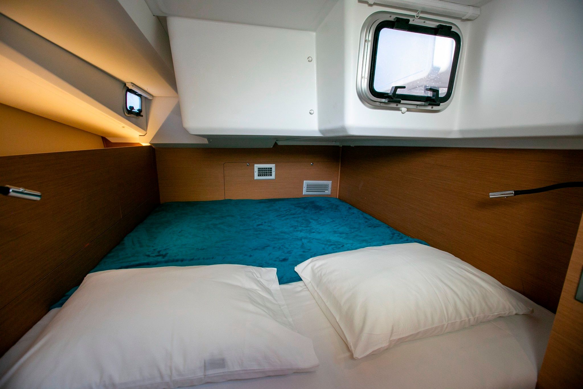 Jeanneau Sun Odyssey 440 | Black Bird