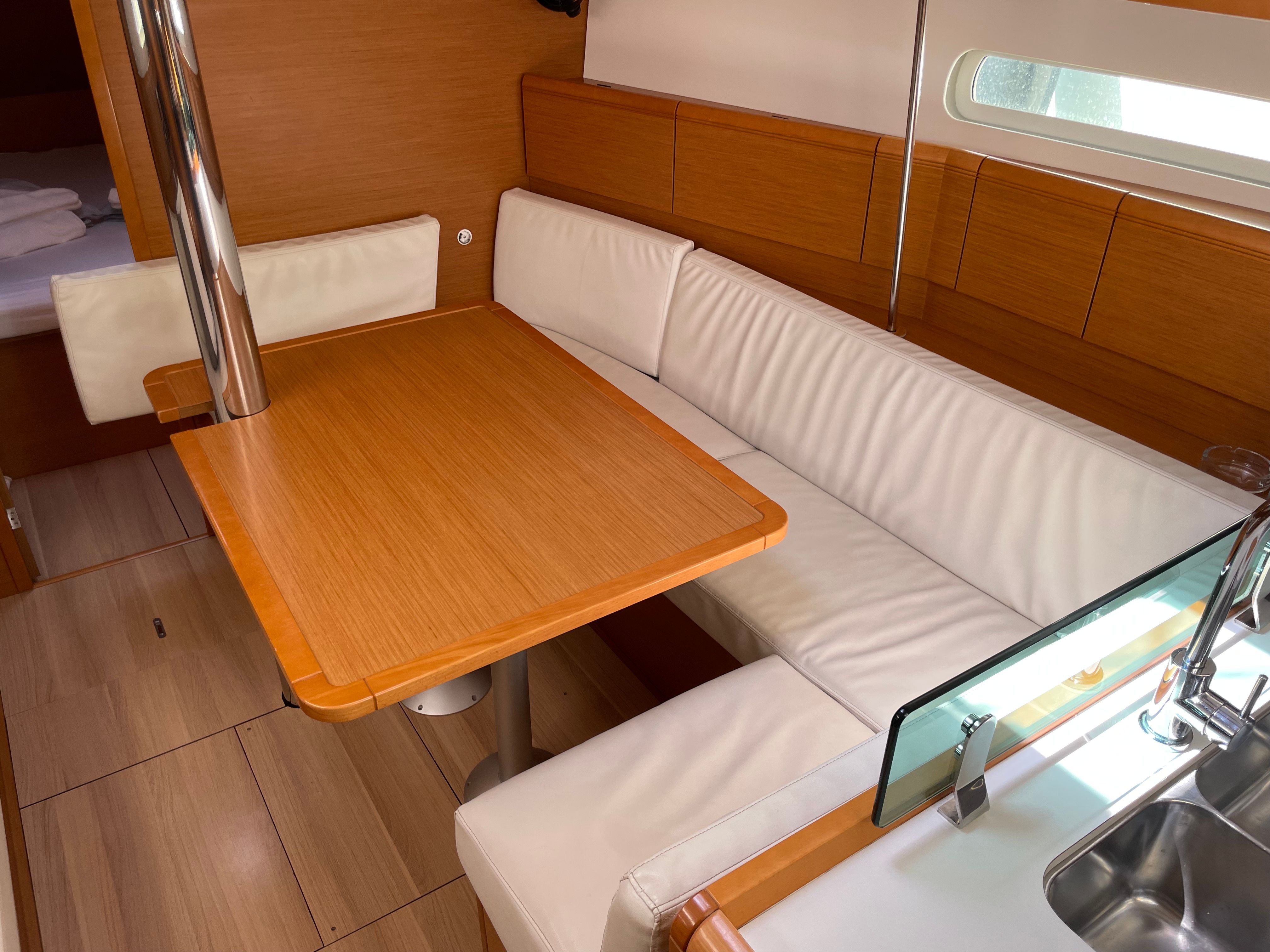 Jeanneau Sun Odyssey 389 | Sound of Silence